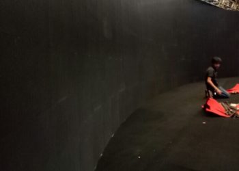 Màn hình LED lắp cong, có ô cửa để người bước ra từ màn hình LED